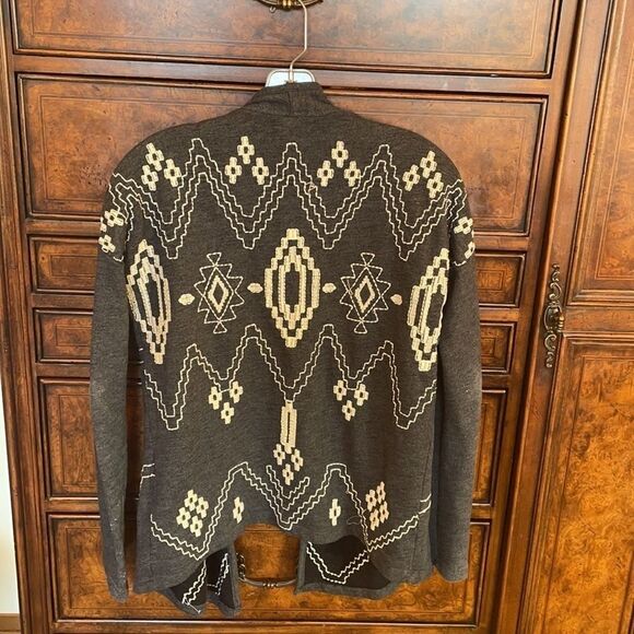 𝅺lucky Lotus Aztec dark gray open front cardigan. - Picture 6 of 11